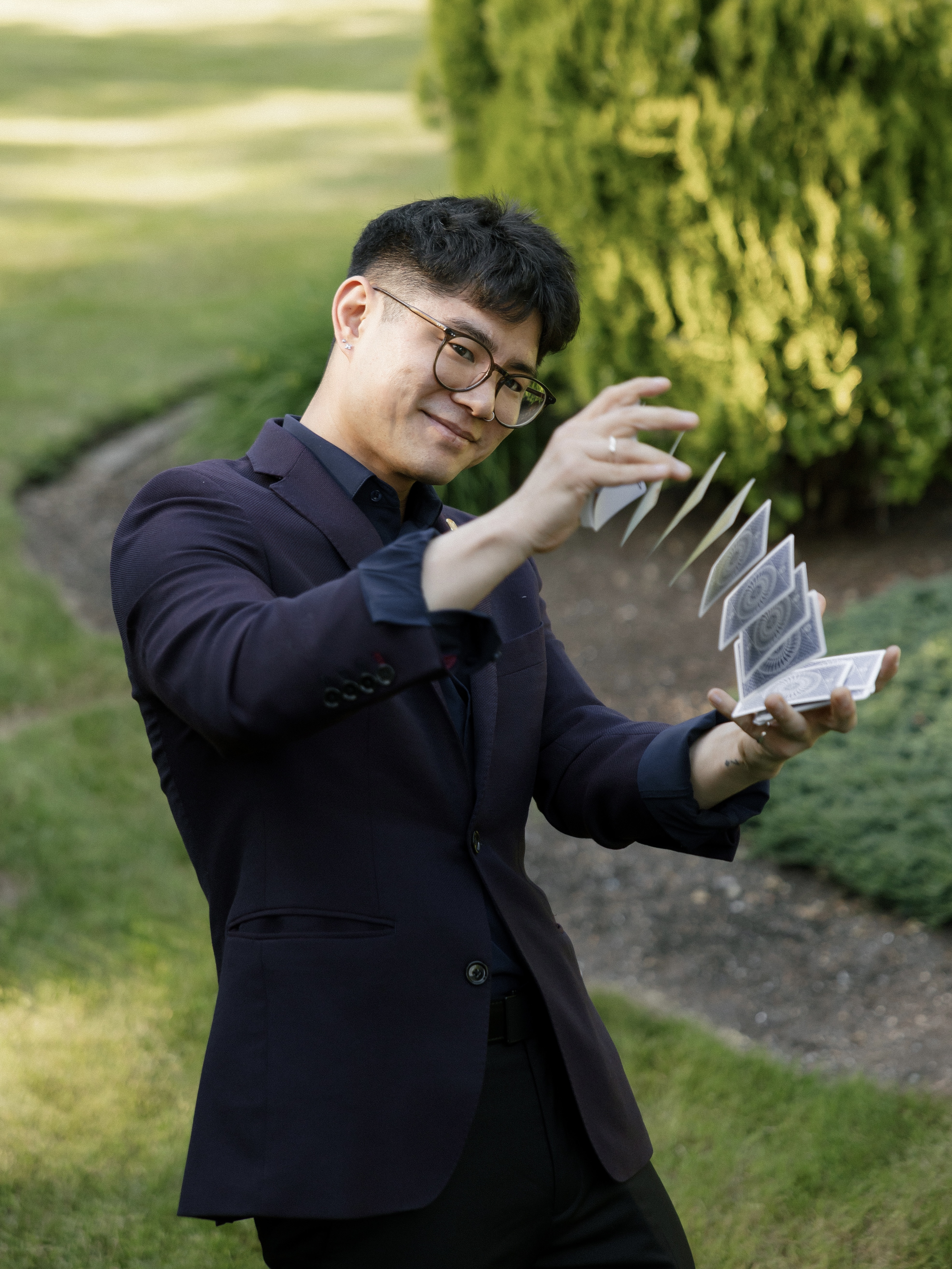 Travis Kim performing card magic at a wedding in Seattle